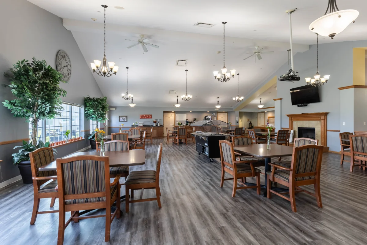 https://www.jaybirdseniorliving23.net/wp-content/uploads/2023/12/Courtyard_Estates_at_Hawthorne_Crossing_02_1200.webp