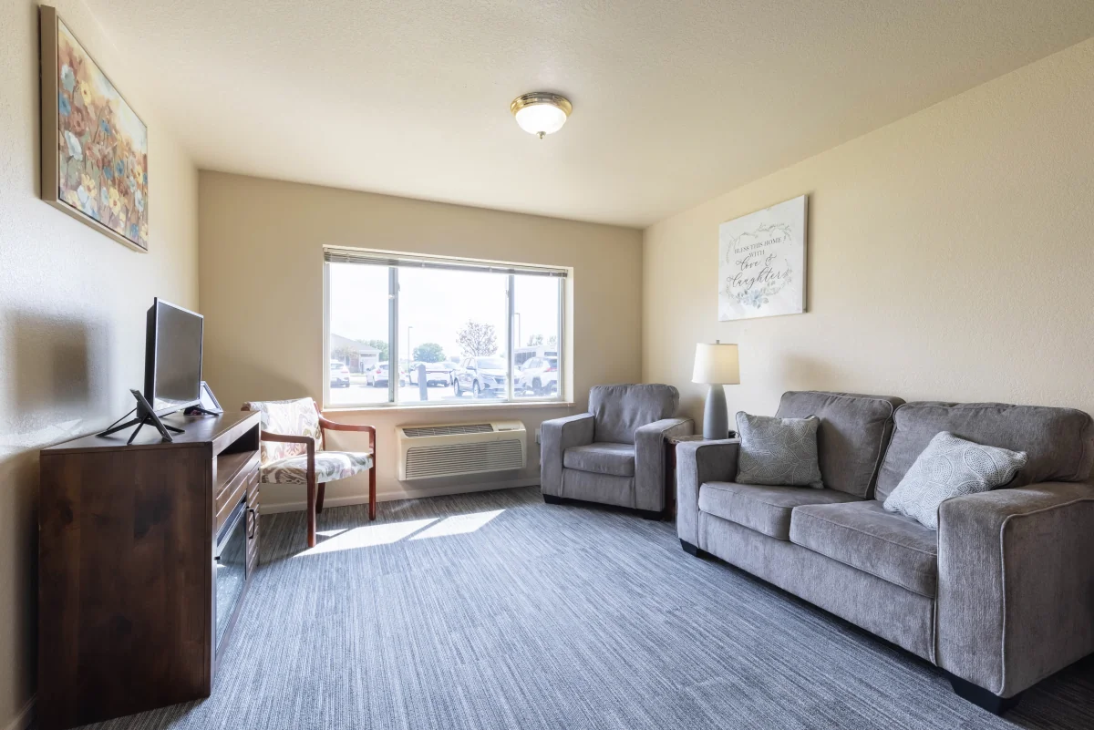 https://www.jaybirdseniorliving23.net/wp-content/uploads/2023/12/Courtyard_Estates_at_Hawthorne_Crossing_10_1200.webp