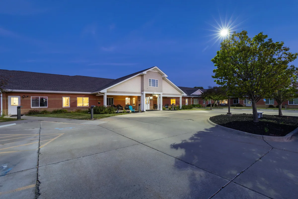 https://www.jaybirdseniorliving23.net/wp-content/uploads/2023/12/Courtyard_Estates_at_Hawthorne_Crossing_25_1200.webp