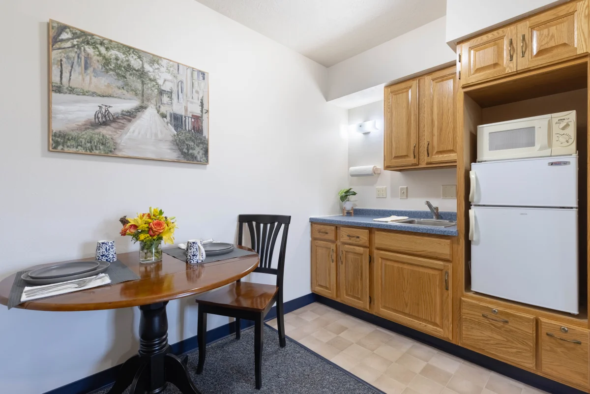 https://www.jaybirdseniorliving23.net/wp-content/uploads/2023/12/Holstein_Senior_Living_10_1200.webp