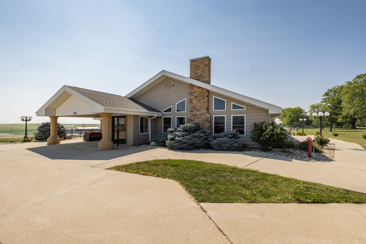 https://www.jaybirdseniorliving23.net/wp-content/uploads/2023/12/Holstein_Senior_Living_33_1200.webp